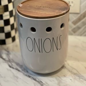 RAE. DUNN Onion Keeper  Storage 🌸 REDUCED